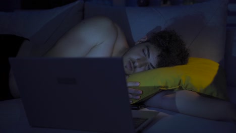 Einschlafender-Junger-Mann,-Der-Auf-Den-Laptop-Schaut.